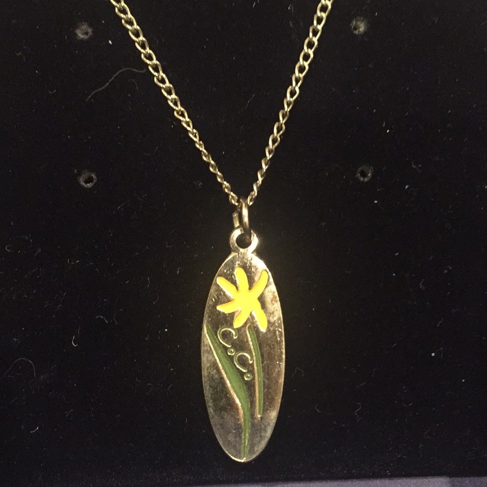 Colbie Caillat flower necklace